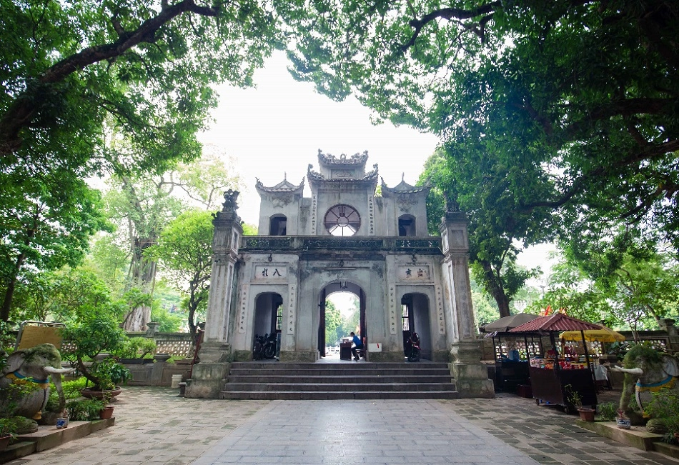 Cổng đền quán thánh, tam quan cổ kính hướng ra hồ