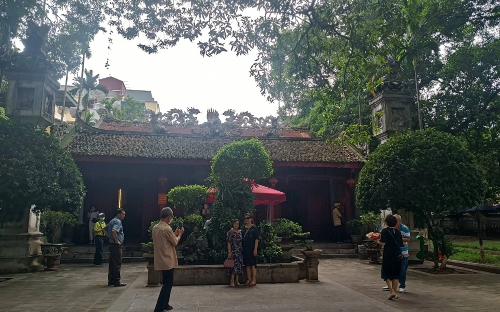 Văn khấn tại Đền Voi Phục, lời cầu xin bình an cho gia đình và tổ tiên