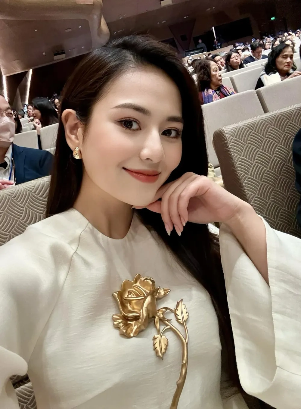 Tìm hiểu diễn viên Việt Hoa quê ở đâu nhé