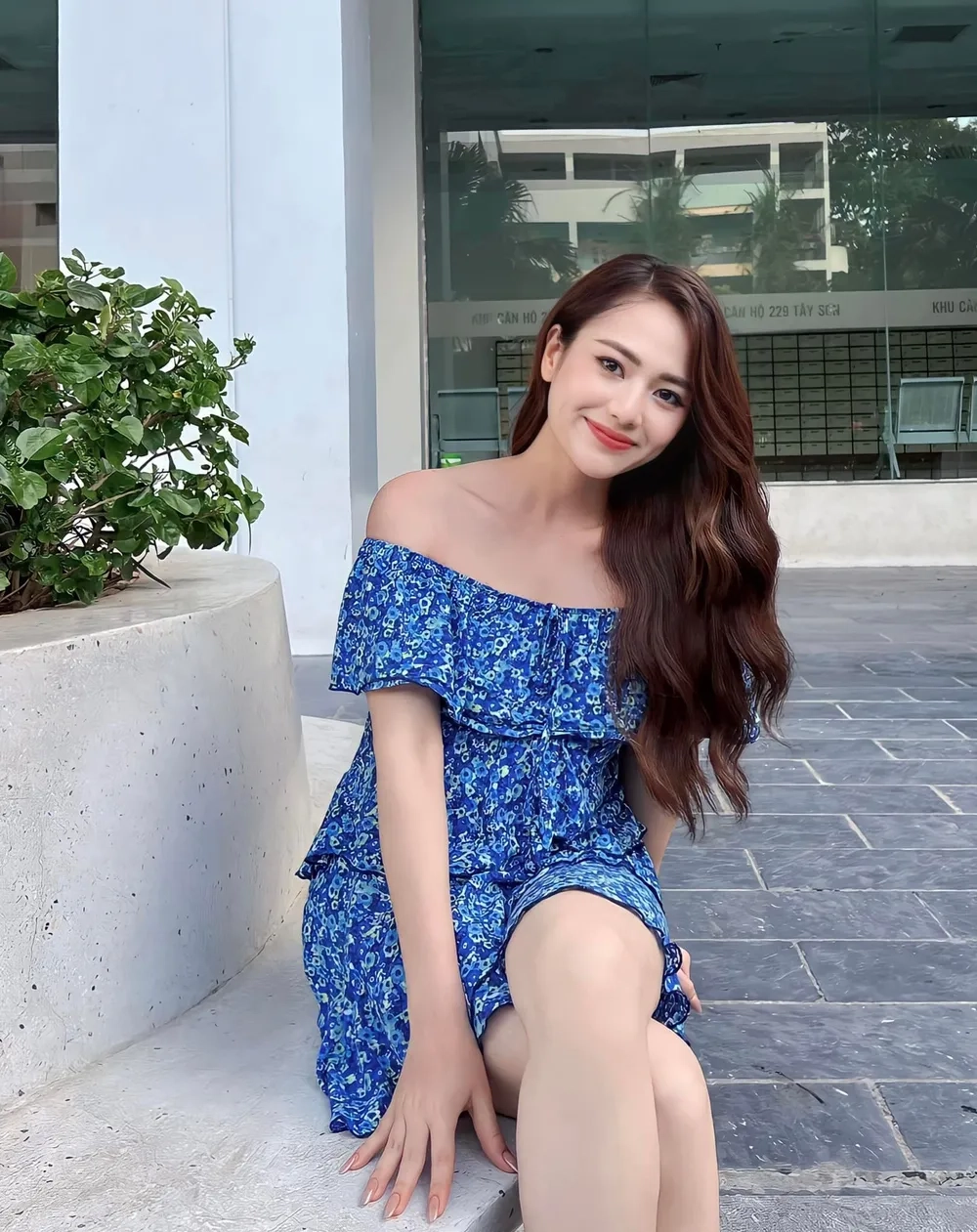 Gương mặt cuốn hút trong hình ảnh diễn viên Việt Hoa