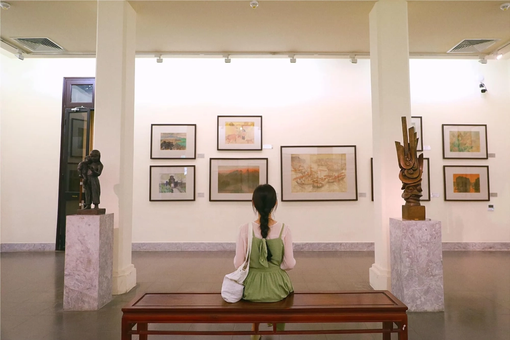 Gợi ý tạo dáng chụp ảnh ở bảo tàng mỹ thuật việt nam cho bộ ảnh đẹp