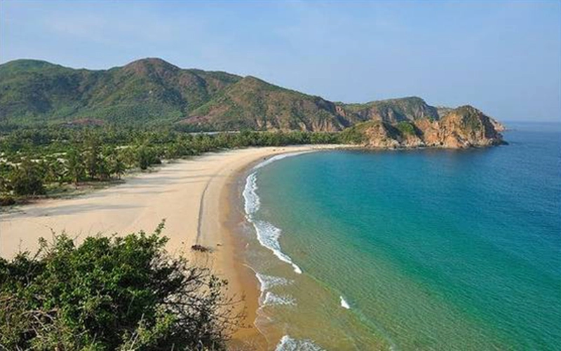 Đường biển tuy hoà uốn lượn, đẹp như một bức tranh thiên nhiên