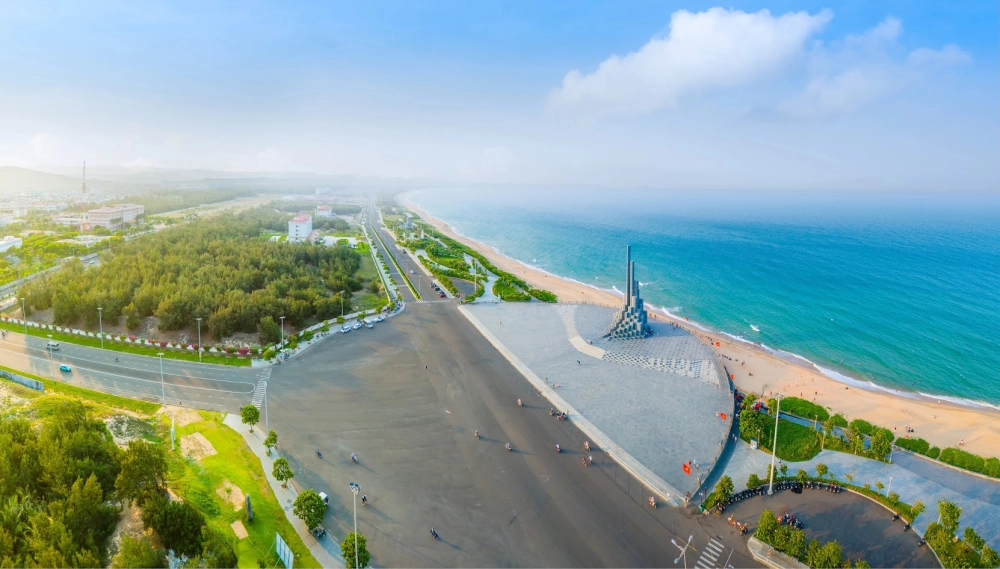 Biển tuy hòa phú yên với bãi cát trắng mịn và làn nước trong xanh