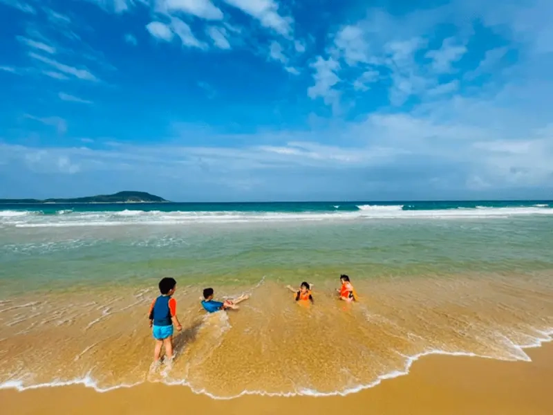 Bãi tắm biển tuy hoà là nơi bạn không thể bỏ qua khi đến Phú Yên