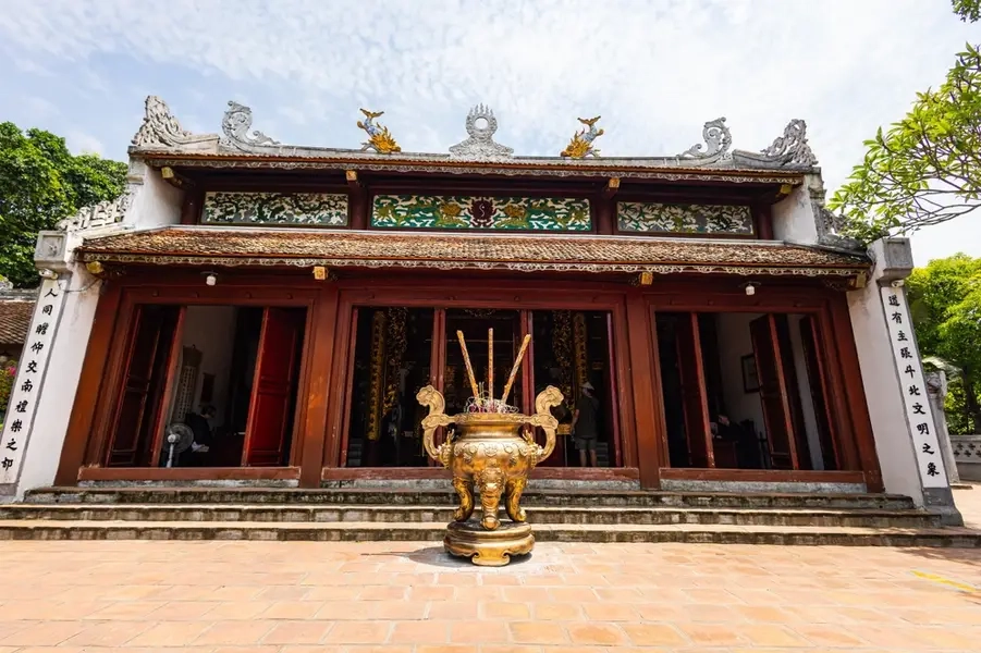 Đền Ngọc Sơn có gì không gian cổ kính, yên bình thu hút mọi người