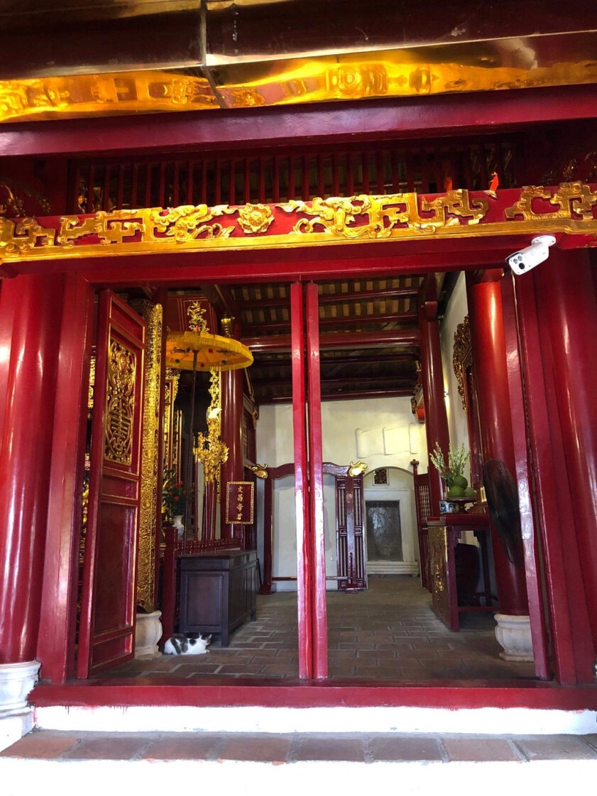 Bên trong đền Ngọc Sơn không gian yên tĩnh, tâm linh và thanh tịnh