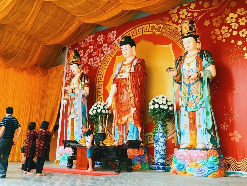 Du lịch chùa ba vàng thu hút khách hành hương và những người yêu thích văn hóa tâm linh