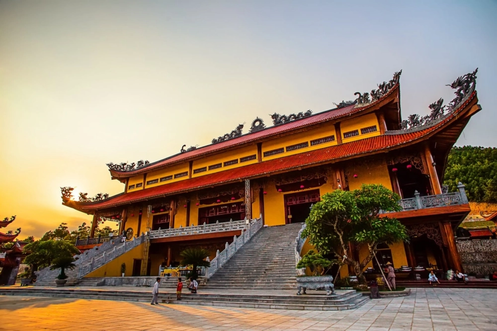 Diện tích chùa ba vàng khá rộng, thích hợp cho việc hành hương và tham quan