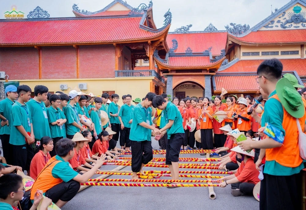 Chùa ba vàng khóa tu mùa hè thu hút đông đảo học sinh, sinh viên tham gia
