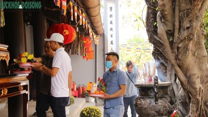 Văn khấn chùa hà cầu duyên nên được chuẩn bị từ ở nhà