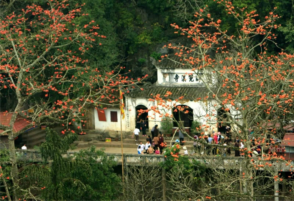 Văn khấn đền Trình Chùa Hương nên chuẩn bị kỹ lưỡng trước khi lễ
