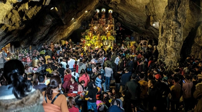 Chùa Hương thờ ai thờ Bà Chúa Ba mang nhiều tín ngưỡng dân gian