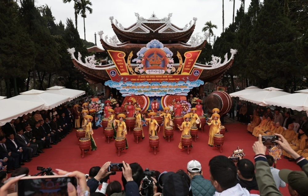 Lễ hội Chùa Hương khai hội đầu xuân với hàng ngàn lượt khách hành hương