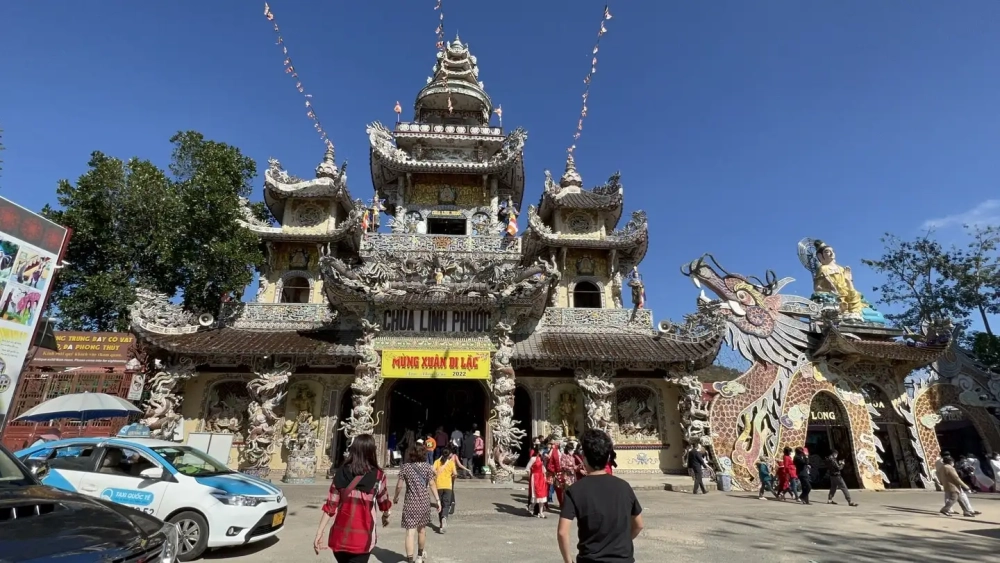 Chùa linh phước giờ mở cửa từ 7 giờ sáng đến 5 giờ chiều hàng ngày