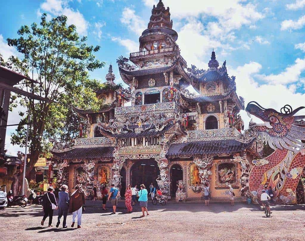 Chùa linh phước xây dựng năm nào được hoàn thành vào năm 1952