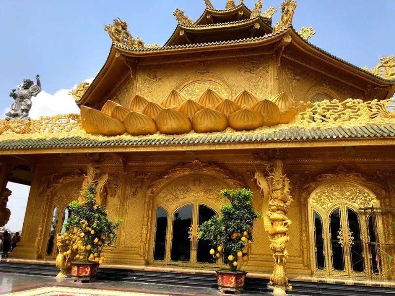 Hình ảnh chùa Phúc Lâm lung linh trong nắng sớm và khói hương