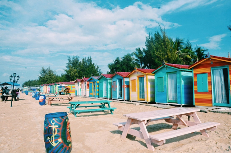 Ngắm nhìn biển coco beach camp với làn nước trong xanh