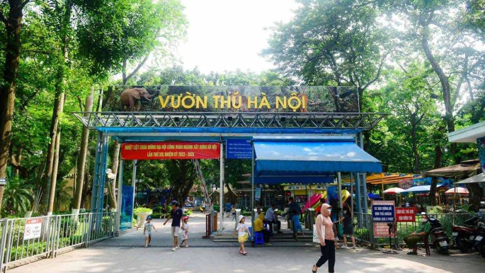 Lối vào cổng vào công viên thủ lệ rợp bóng cây xanh