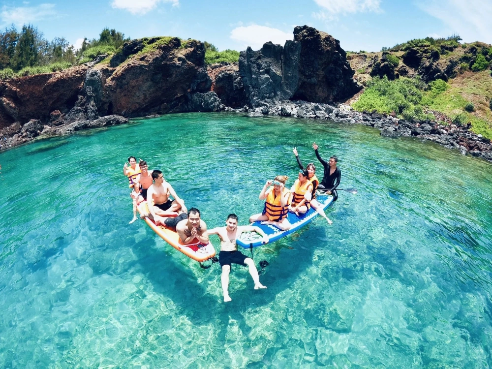 Chèo sup đảo phú quý giữa làn nước trong xanh