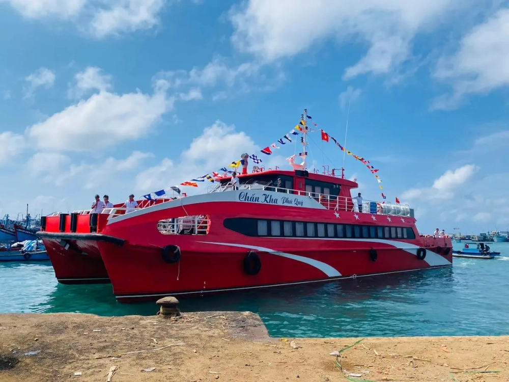 Tàu ra đảo phú quý khởi hành mỗi ngày