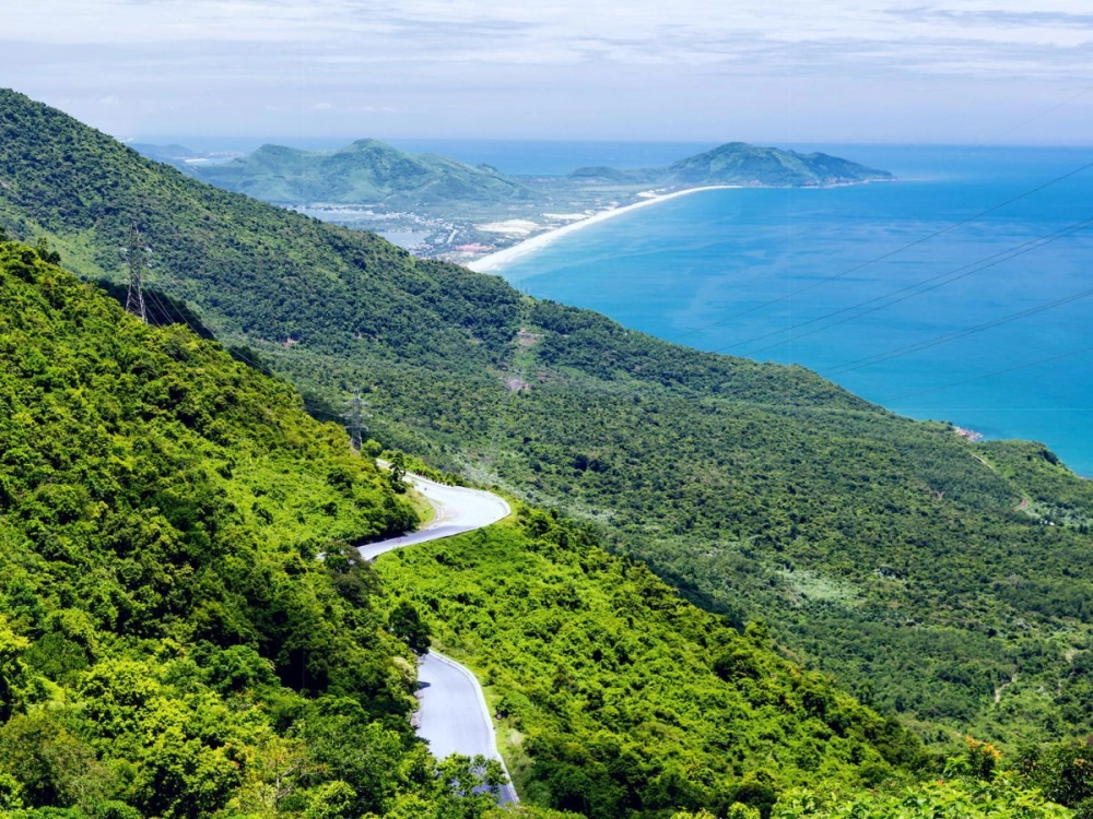 Chiều dài đèo hải vân uốn lượn theo sườn núi dài khoảng 21km