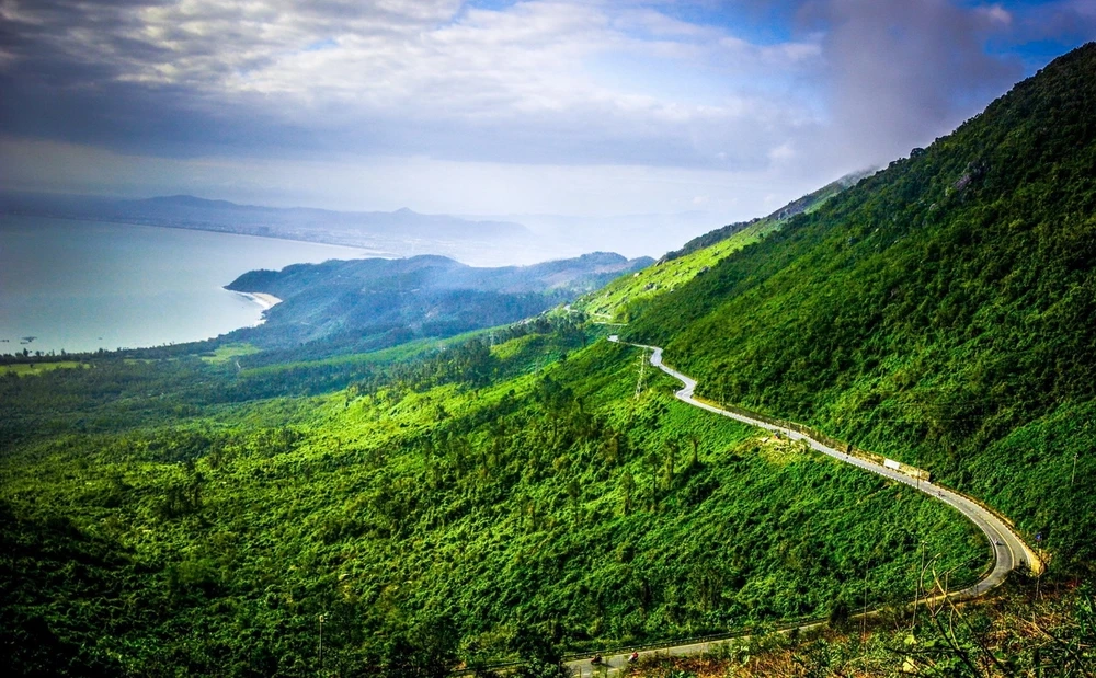 Đèo hải vân dài bao nhiêu km dài khoảng 21km quanh co và uốn lượn