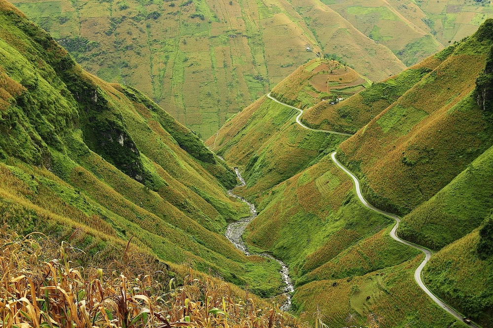 Toàn cảnh đèo mã pí lèng như tranh vẽ giữa vùng núi đá hùng vĩ