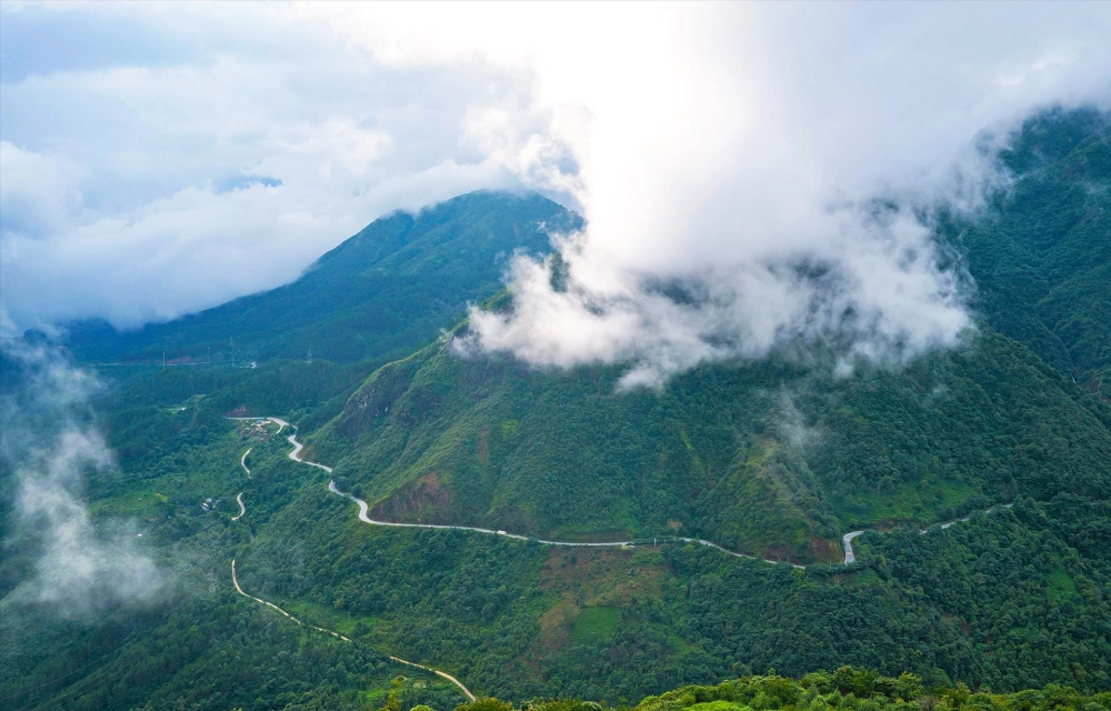 Đèo ô quy hồ dài bao nhiêu km dài khoảng 50km uốn lượn giữa núi rừng hùng vĩ