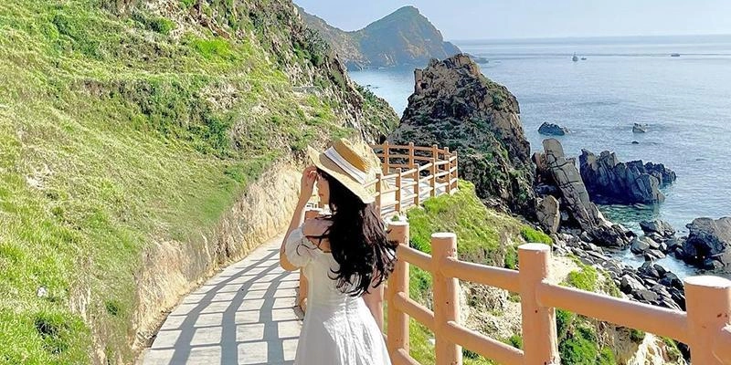 Cùng thư giãn tại bãi tắm eo gió trong không khí trong lành