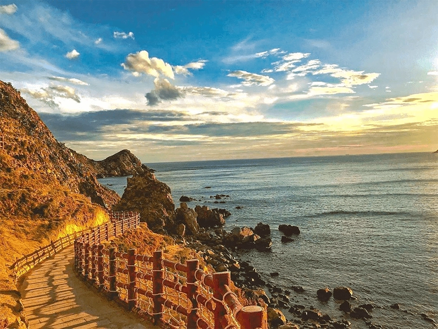 Khám phá bãi biển xinh đẹp tại eo gió kỳ co và thư giãn