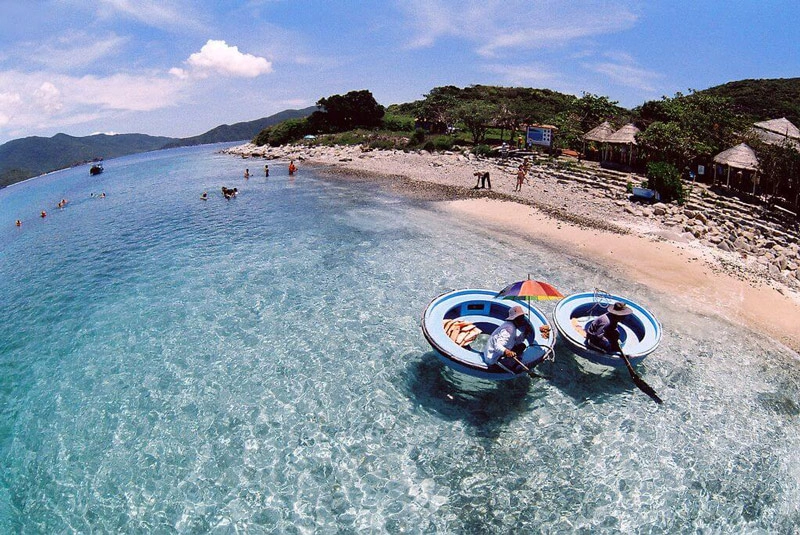 Biển hòn tằm nổi bật với làn nước xanh và cát trắng mịn