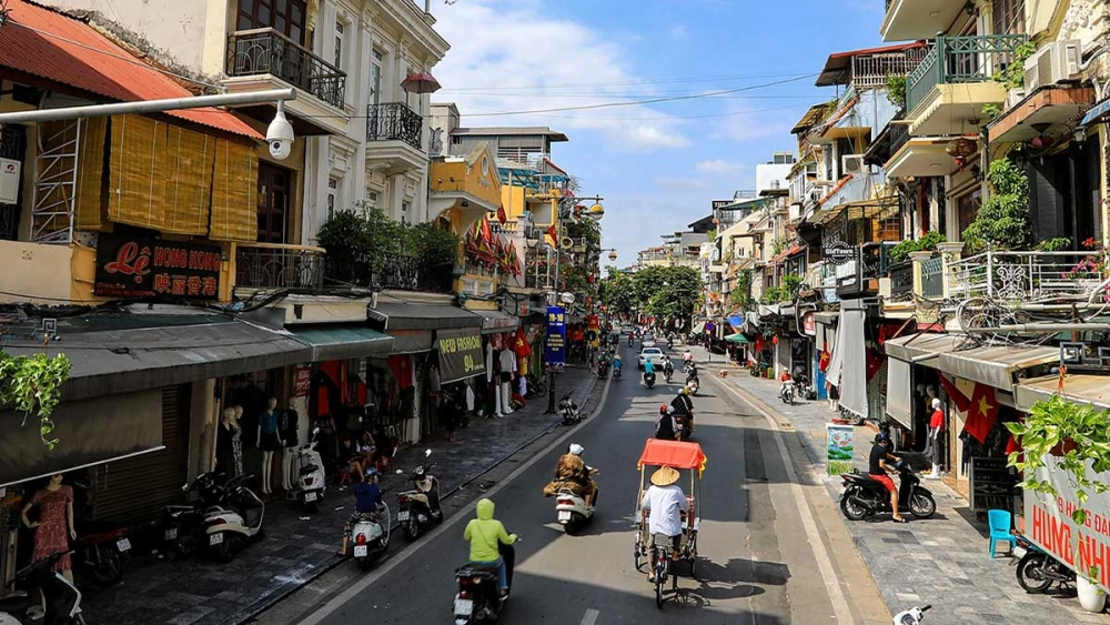 Chụp ảnh phố cổ Hà Nội là một hoạt động thú vị mà du khách không thể bỏ qua