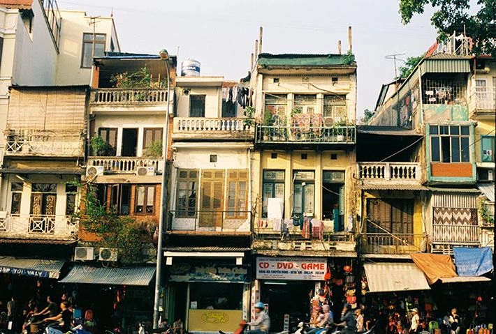 Kiến trúc phố cổ Hà Nội độc đáo với những ngôi nhà cổ xưa và mái ngói đỏ