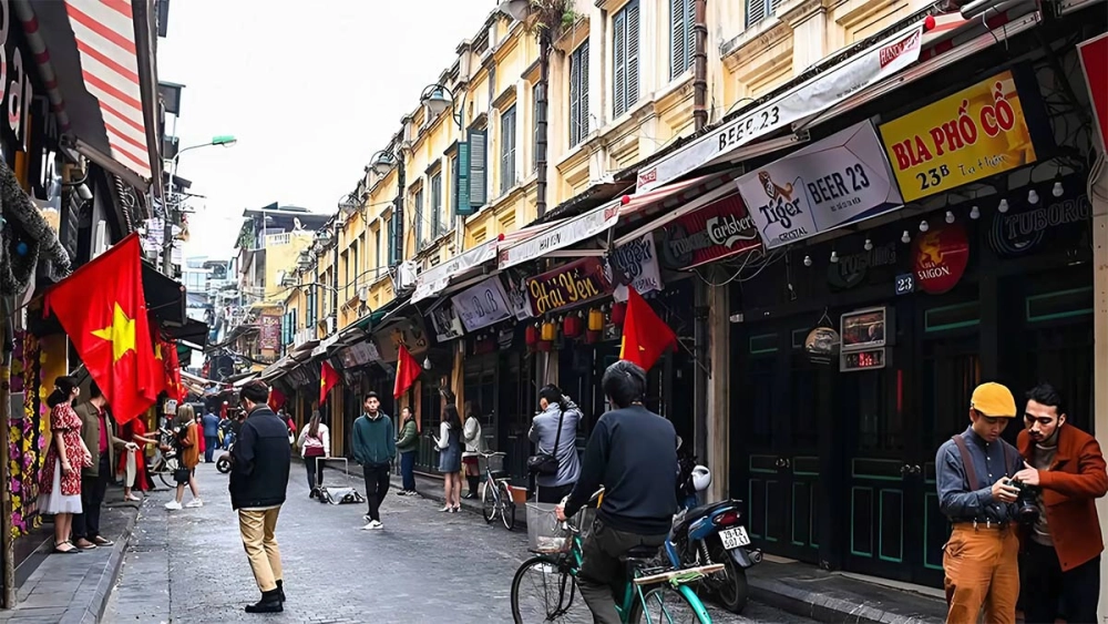 Hình ảnh phố cổ Hà Nội thể hiện sự pha trộn giữa quá khứ và hiện tại