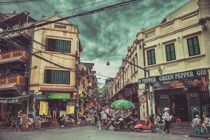 Phố Tạ Hiện có gì thưởng thức bia, món ăn và không khí đêm tuyệt vời