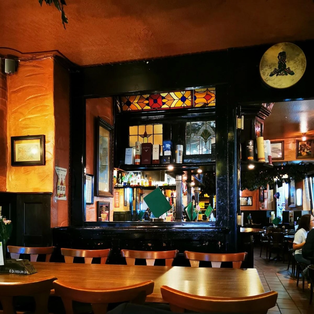 Cafe phố Tạ Hiện thưởng thức cà phê đậm đà trong không gian cổ kính