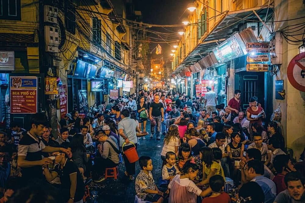 Phố Tạ Hiện về đêm nơi sôi động với ánh đèn và không khí nhộn nhịp
