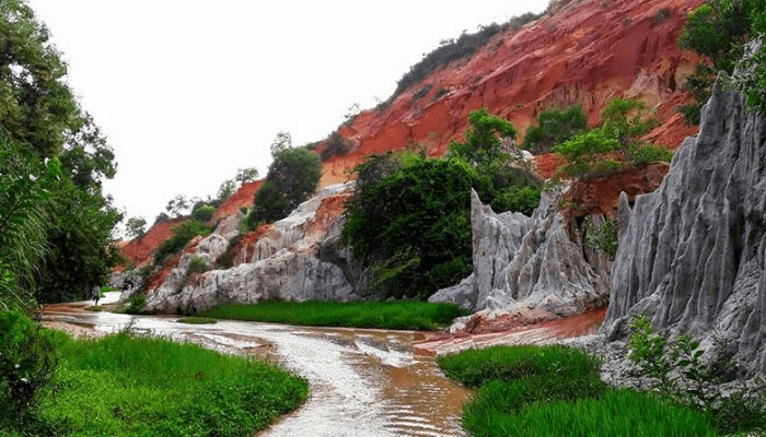 Tour suối tiên mũi né đưa bạn khám phá vẻ đẹp hùng vĩ của thiên nhiên