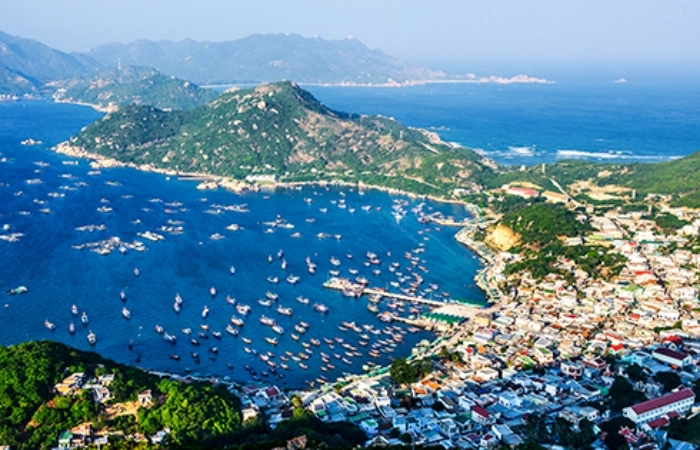 Vịnh cam ranh có gì có nước biển trong và bãi cát mịn