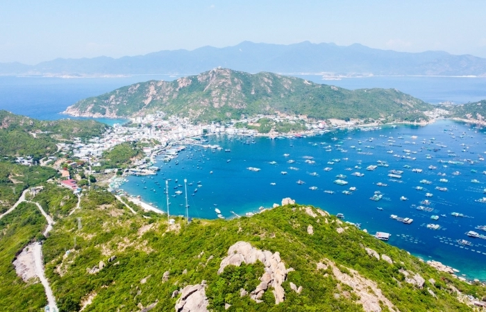 Vịnh cam ranh nằm ở tỉnh nào tại Khánh Hòa đón hàng ngàn khách