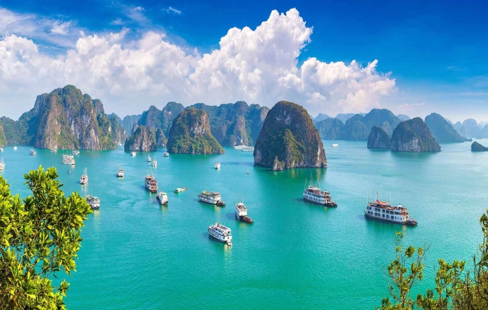 Vịnh Hạ Long Quảng Ninh là điểm du lịch nổi tiếng thu hút du khách