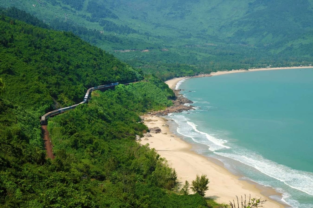 Bãi tắm vịnh lăng cô sạch đẹp thích hợp cho gia đình nghỉ dưỡng
