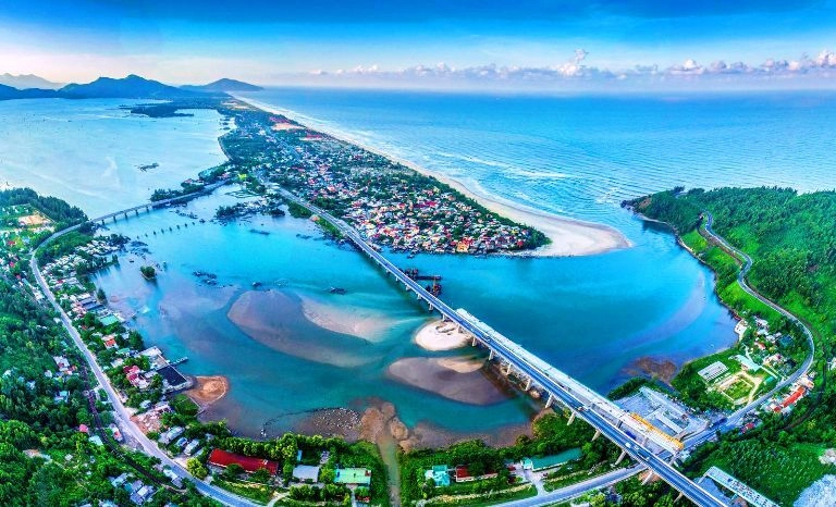 Ảnh vịnh lăng cô thu hút người xem với khung cảnh thanh bình