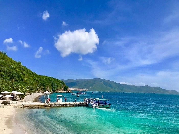 Vé tàu tham quan vịnh Nha Trang dễ dàng mua qua các đại lý du lịch