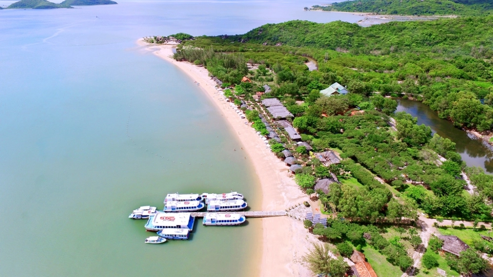 Trải nghiệm du thuyền vịnh Nha Trang thư giãn trên biển xanh
