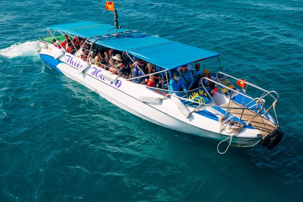 Khám phá cano tham quan vịnh Nha Trang cùng bạn bè và gia đình