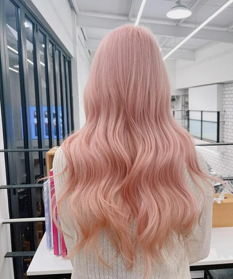 Màu tóc cam hồng phù hợp với cả tóc thẳng và xoăn