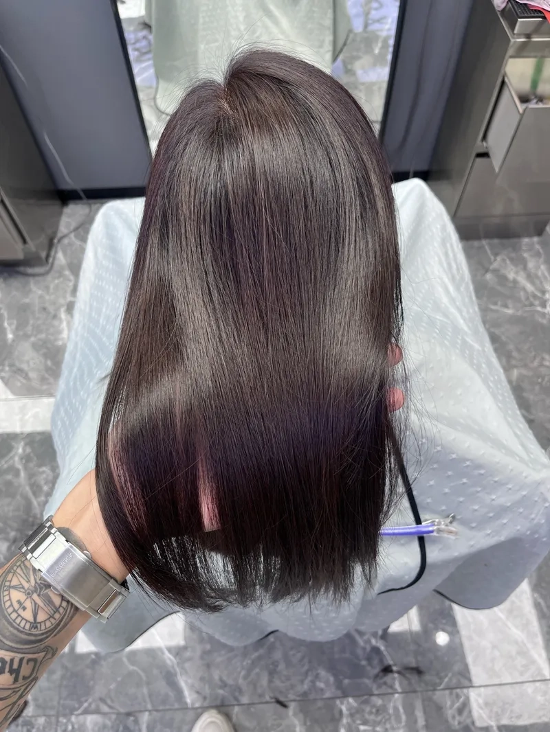 Màu đen ánh nâu mang lại vẻ đẹp quyến rũ