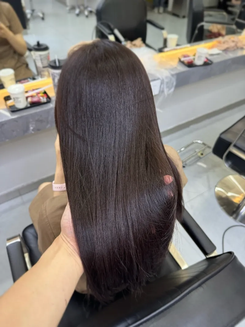 Nhuộm nâu trên nền tóc đen giữ độ chắc khỏe cho tóc