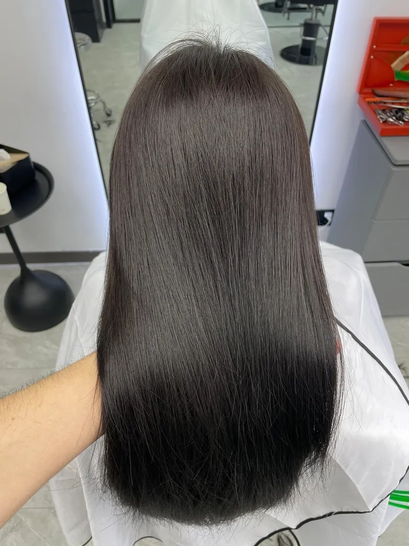 Nhuộm nâu trên nền đen phù hợp với da ngăm